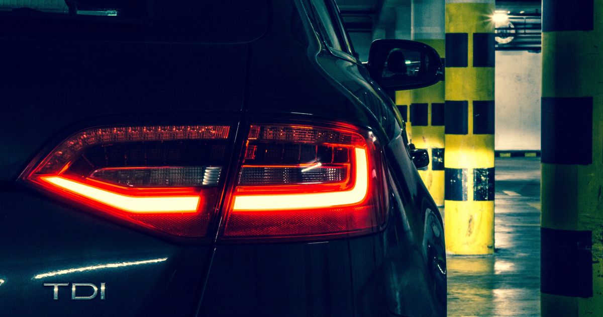 Vrouw zit urenlang opgesloten in parkeergarage - Omroep West