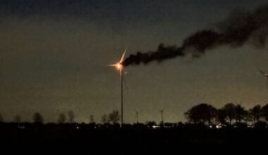 Windturbine in brand bij Nieuwleusen, brandweer kan niets doen - RTV Oost