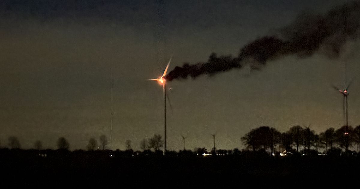 Windturbine in brand bij Nieuwleusen, brandweer kan niets doen - RTV Oost