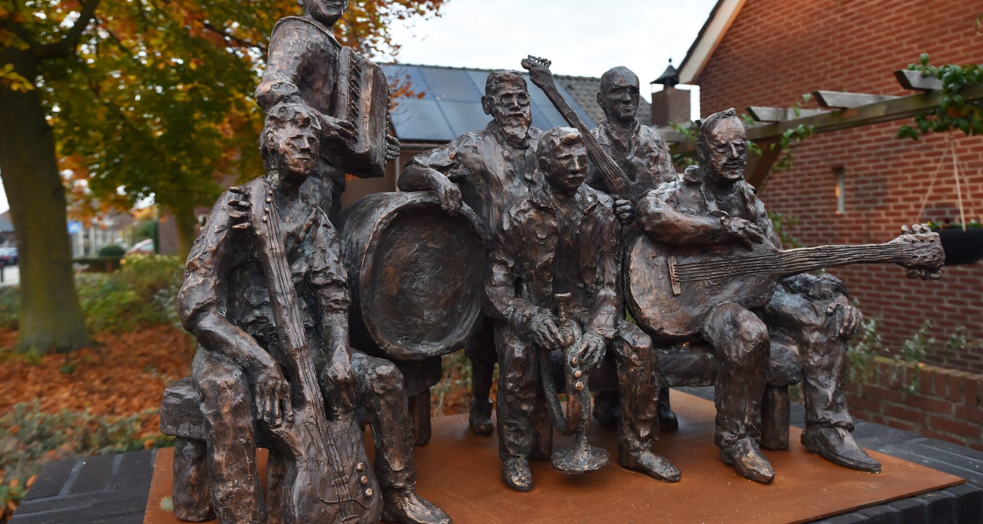 Bronzen eerbetoon voor Rowwen Hèze onthuld in America: ‘Cadeau van alle inwoners’