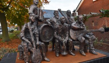 Bronzen eerbetoon voor Rowwen Hèze onthuld in America: ‘Cadeau van alle inwoners’