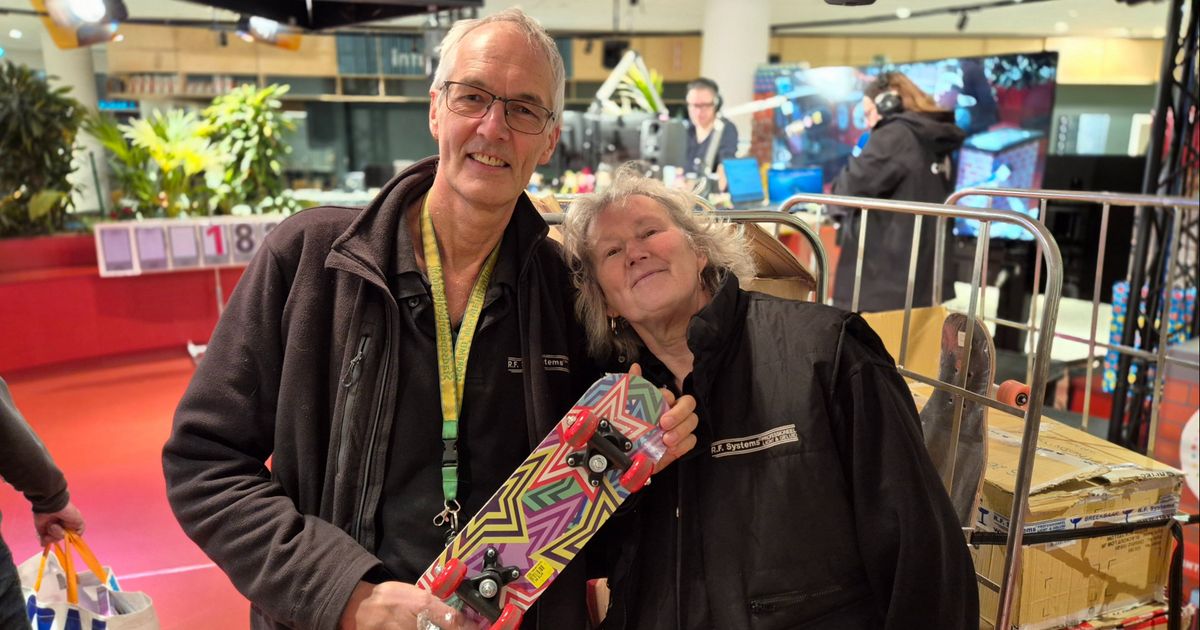 Stel doneert karren vol cadeaus: 'Kind mag niet zeggen dat Sinterklaas hem vergeten is' - Omroep West