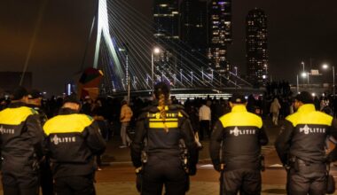 Politieagenten tijdens het Nationaal Vuurwerk van 2024