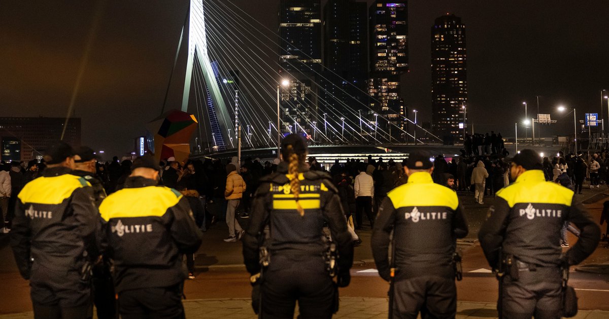 Politieagenten tijdens het Nationaal Vuurwerk van 2024