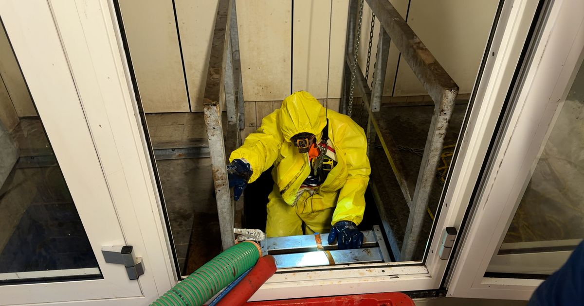 In gele pakken en met strenge regels maakt Vitens de waterkelder schoon