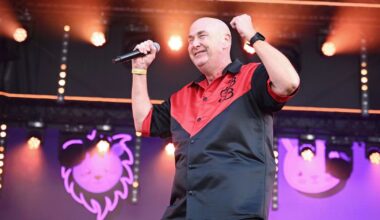 Big Benny viert jubileum en krijgt Gouden Narrenkap: 'Zelfs op vakantie kruip ik een podium op'