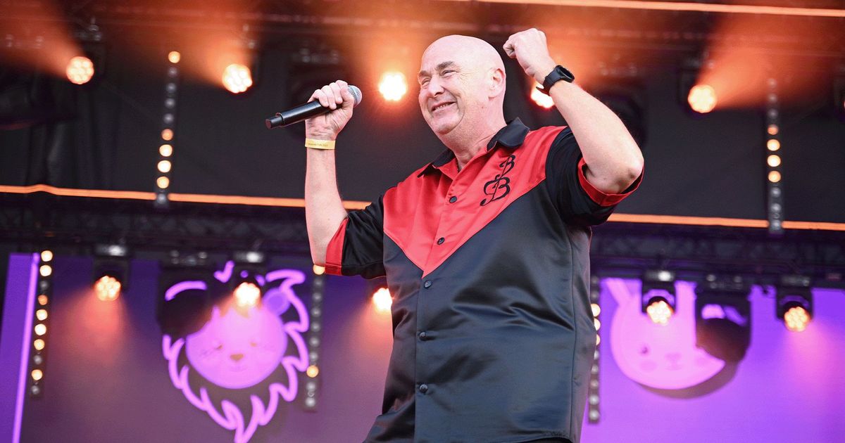 Big Benny viert jubileum en krijgt Gouden Narrenkap: 'Zelfs op vakantie kruip ik een podium op'