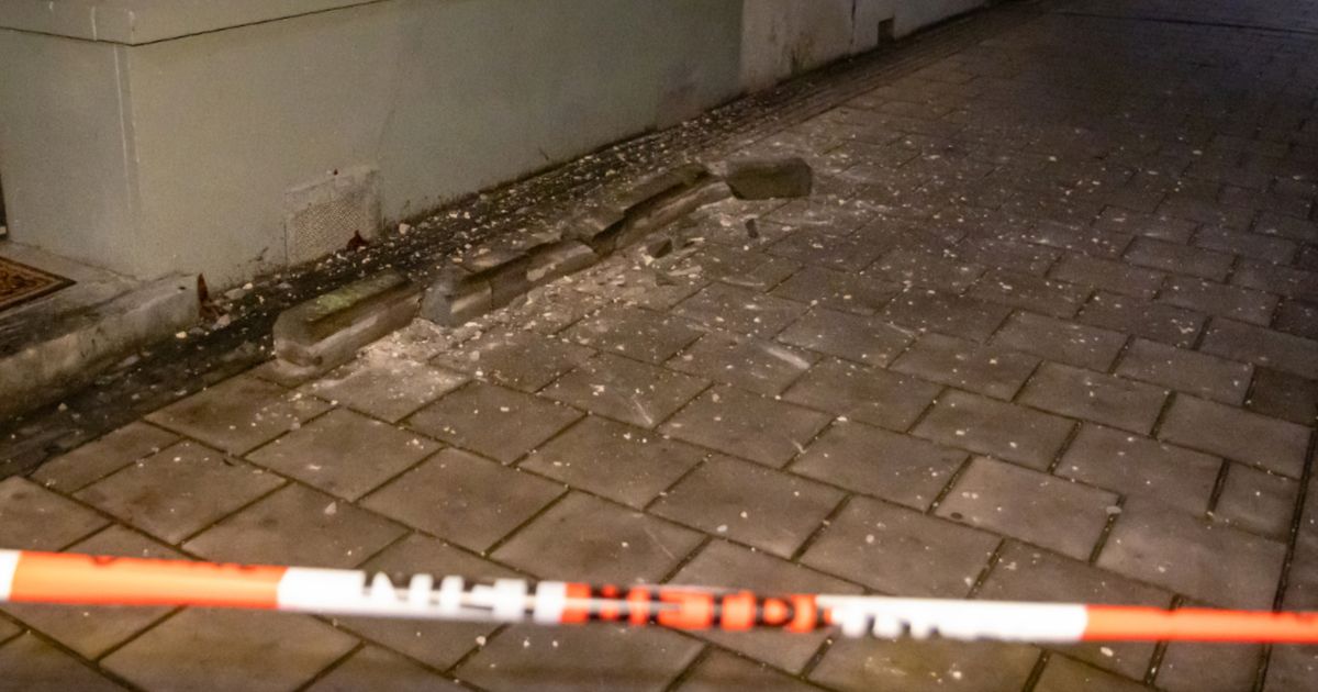 Betonnen vensterbank valt van metershoog naar beneden | 14000 euro en kilo drugs in beslag genomen - Rijnmond