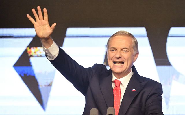 Presidentskandidaat José Antonio Kast zwaait naar zijn aanhang na het behalen van de tweede ronde van de Chileense presidentsverkiezingen.