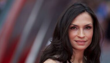 Famke Janssen zingt en danst in videoclip Netflix-serie: 'Bijzondere ervaring'