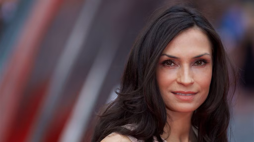 Famke Janssen zingt en danst in videoclip Netflix-serie: 'Bijzondere ervaring'