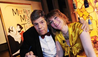 Joost Prinsen in zijn tijd als presentator van Met het mes op tafel met barvrouw Mylou Frencken (rechts).