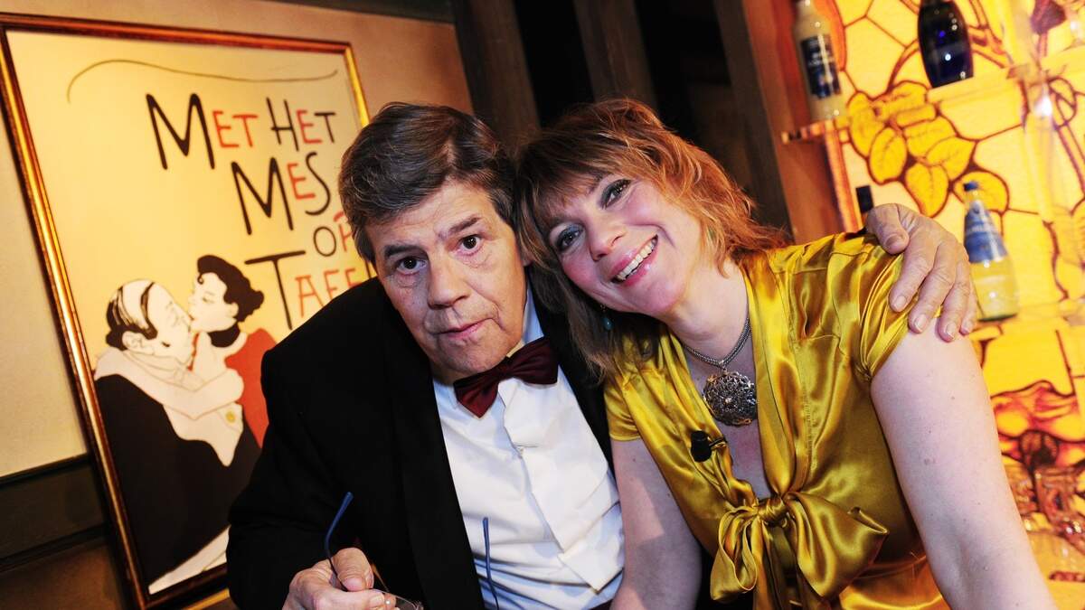 Joost Prinsen in zijn tijd als presentator van Met het mes op tafel met barvrouw Mylou Frencken (rechts).