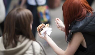 Tieners geven hun geld vooral uit aan snacks, blijkt uit het onderzoek.
