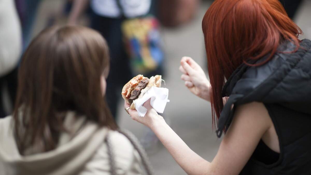Tieners geven hun geld vooral uit aan snacks, blijkt uit het onderzoek.