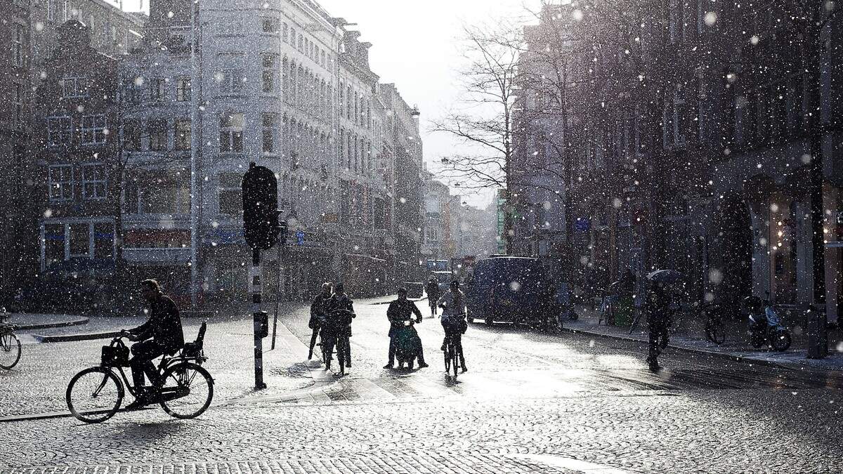 Eerst valt er vooral regen, maar hoe verder het gebied naar het noordoosten schuift, hoe groter de kans op sneeuw wordt. 