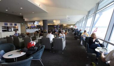 Een business lounge op luchthaven Melbourne. Een man vloog in brand door een ontplofte powerbank.