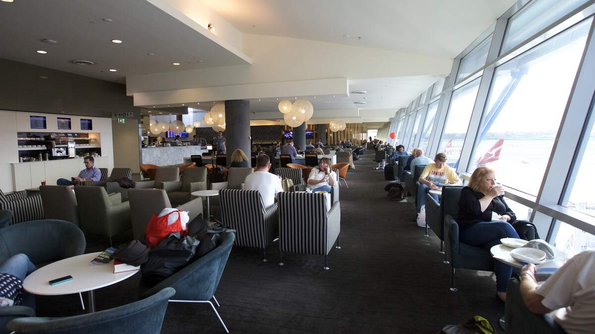 Een business lounge op luchthaven Melbourne. Een man vloog in brand door een ontplofte powerbank.