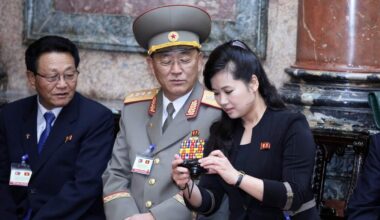 Minister van Defensie No Kwang-chol (m).