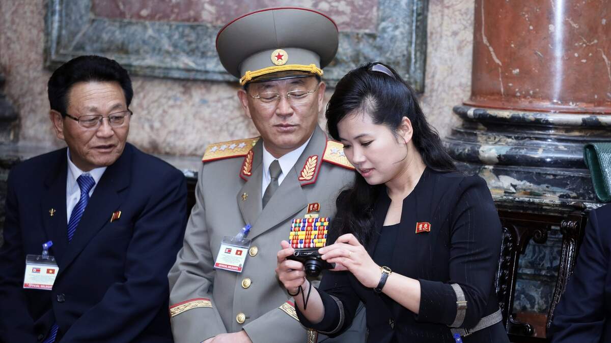 Minister van Defensie No Kwang-chol (m).