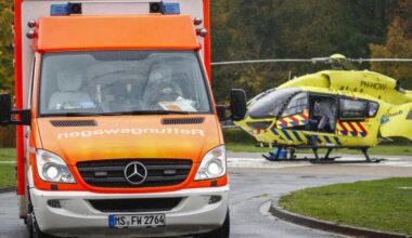 Nederlander levensgevaarlijk gewond na aanrijding Düsseldorf, auto rijdt door