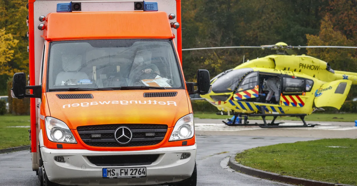 Nederlander levensgevaarlijk gewond na aanrijding Düsseldorf, auto rijdt door