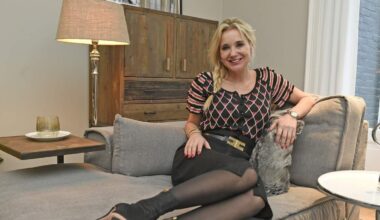 Sonja Bakker in 2018 in haar inmiddels verkochte villa in Bergen.