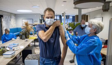 Ouderen die deze weken voor hun pneumokokkenvaccinatie naar de huisarts gingen, kwamen regelmatig voor een dichte deur te staan. 