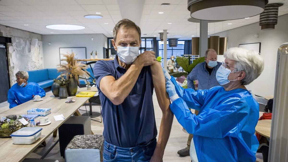 Ouderen die deze weken voor hun pneumokokkenvaccinatie naar de huisarts gingen, kwamen regelmatig voor een dichte deur te staan. 