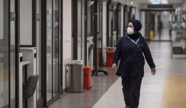 Een zuster loopt rond in een ziekenhuis in Istanbul. Twee Nederlandse zussen werden opgenomen met tekenen van een voedselvergiftiging.