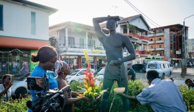 Prominente Surinamers eisen krans koning bij slavernijmonument