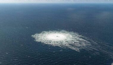 Gas borrelt omhoog op een van de plekken waar de Nord Stream II-pijpleiding is beschadigd (september 2022).