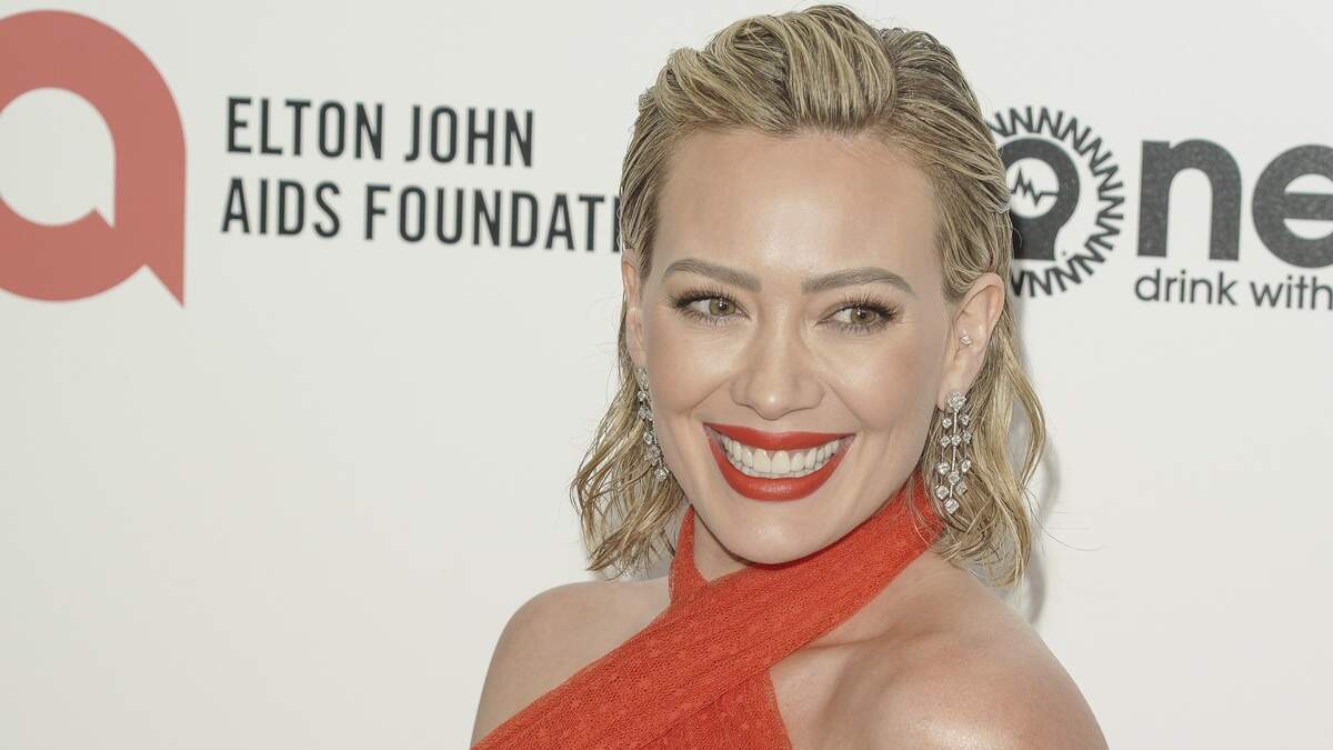 epa10519284 Hillary Duff arrives to the 31st Annual Elton John Aids Foundation Academy Awards Viewing Party in West Hollywood, California, USA, 12 March 2023.  EPA/Kyle Grillot