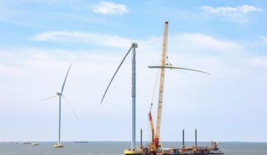 Waarom de bouw van windmolenparken op water te maken heeft met tegenwind