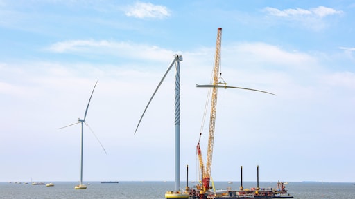 Waarom de bouw van windmolenparken op water te maken heeft met tegenwind