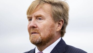 Koning brengt 'ode aan totale Surinaamse gemeenschap', ondanks oproep om ceremonie te verplaatsen