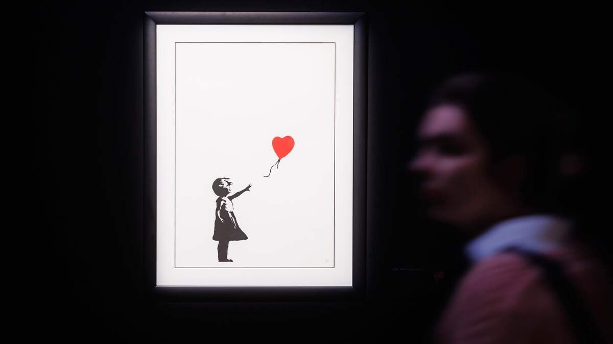 Een man die een Girl with Balloon (Meisje met Ballon), een van de bekendste werken van de Britse straatkunstenaar Banksy, had gestolen, is veroordeeld tot dertien maanden gevangenisstraf.