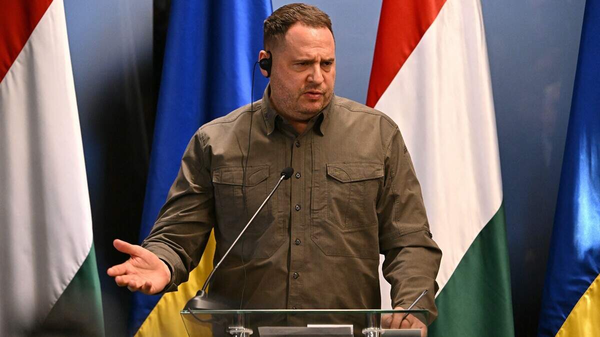 De anticorruptiediensten in Oekraïne hebben een huiszoeking verricht bij Andri Jermak (in beeld), de invloedrijke kabinetschef van president Volodimir Zelenski.