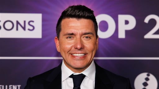 Jan Smit ontvangt in RTL Tonight Gouden Plaat voor single Tranquilo: 'Mooiste cadeau'
