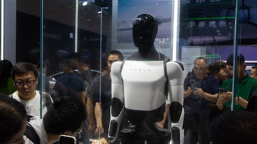 Tesla gaat 'menselijke robots' inzetten en verkopen vanaf 2026