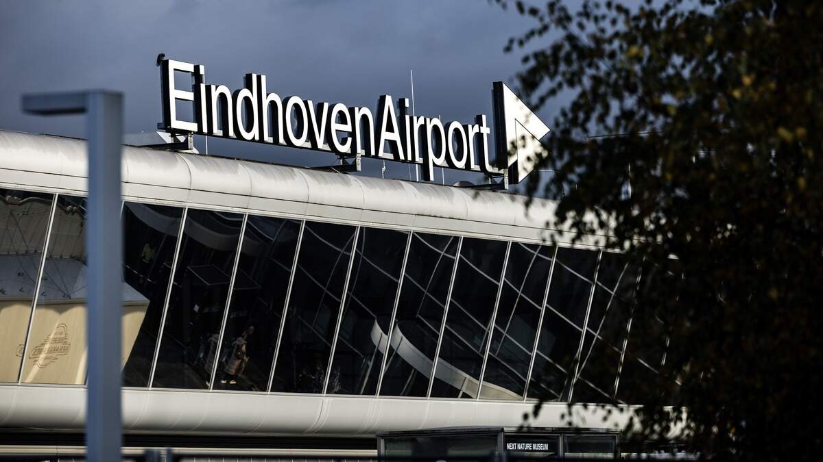 Eindhoven Airport is gesloten nadat er zaterdagavond meerdere drones werden gespot.