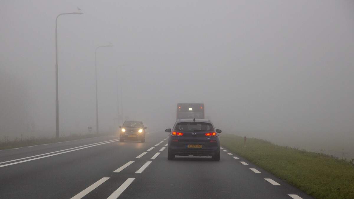 Dinsdagochtend is er in een groot deel van het land code geel voor dichte, verkeersbelemmerende mist, waarschuwt het KNMI.