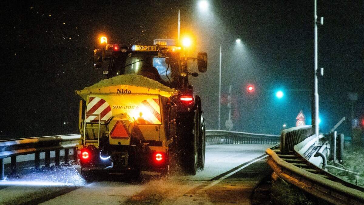 Het KNMI geeft vooralsnog alleen code geel af voor de noordelijke provincies, maar een aantal gemeenten buiten dat gebied geeft aan in de nacht van donderdag op vrijdag te gaan strooien (beeld ter illustratie).