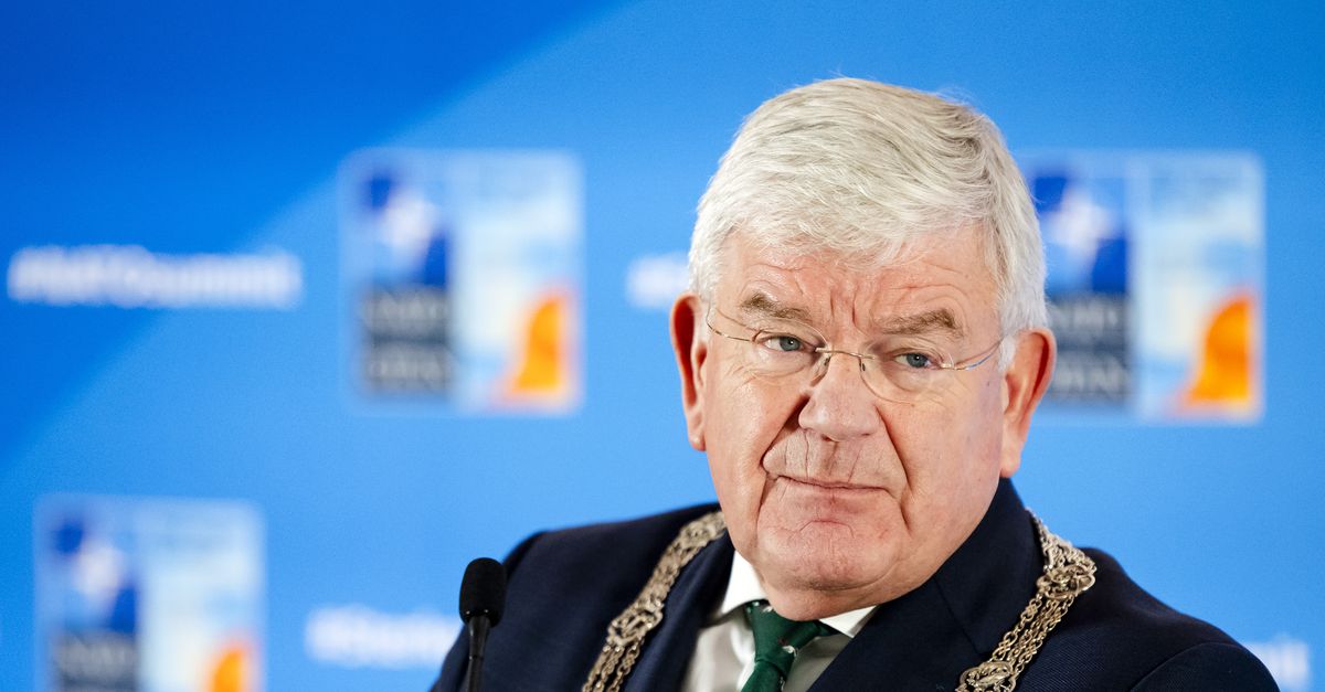 Jan van Zanen kan zes jaar door als burgemeester van Den Haag