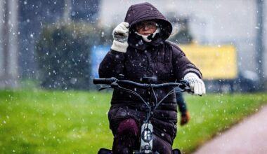 Het waterkoude en natte weer duurt ook donderdag voort.