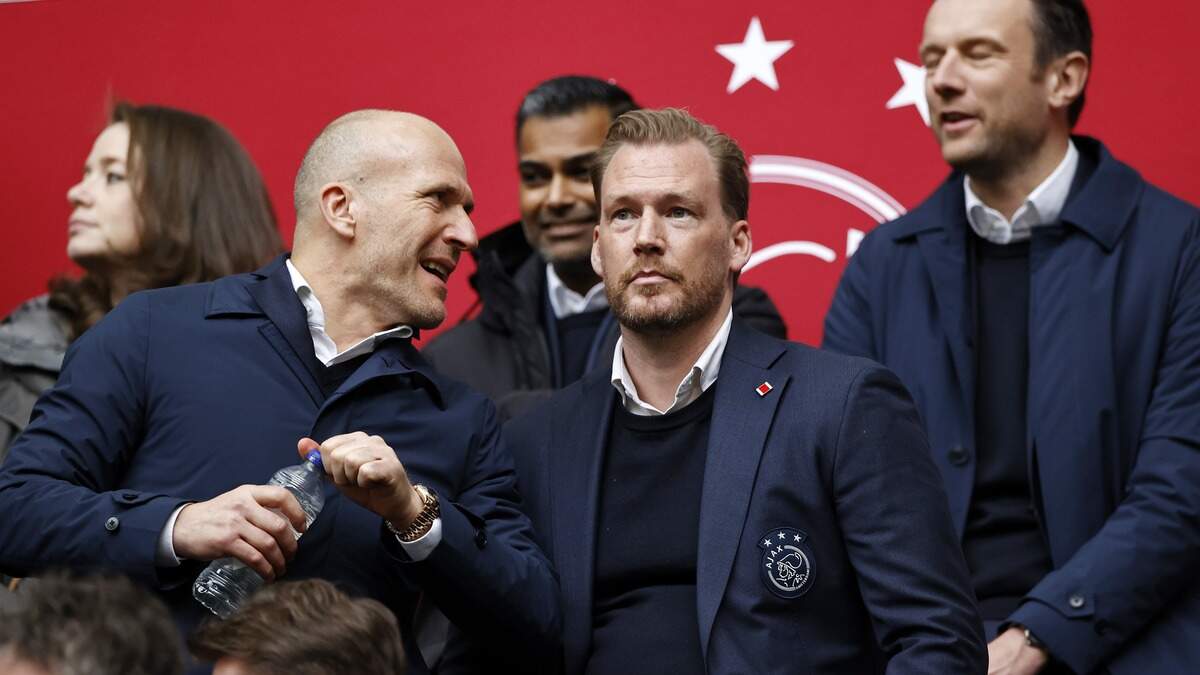 Alex Kroes (l) verbond zijn lot aan dat van hoofdtrainer John Heitinga