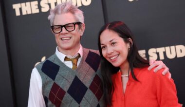 Johnny Knoxville (links) en Emily Ting (rechts) in 2025.