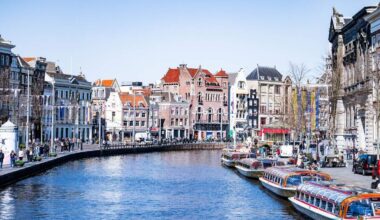 Op het Rokin in het centrum van Amsterdam liep dinsdag aan het begin van de middag een man met meerdere zwaarden.