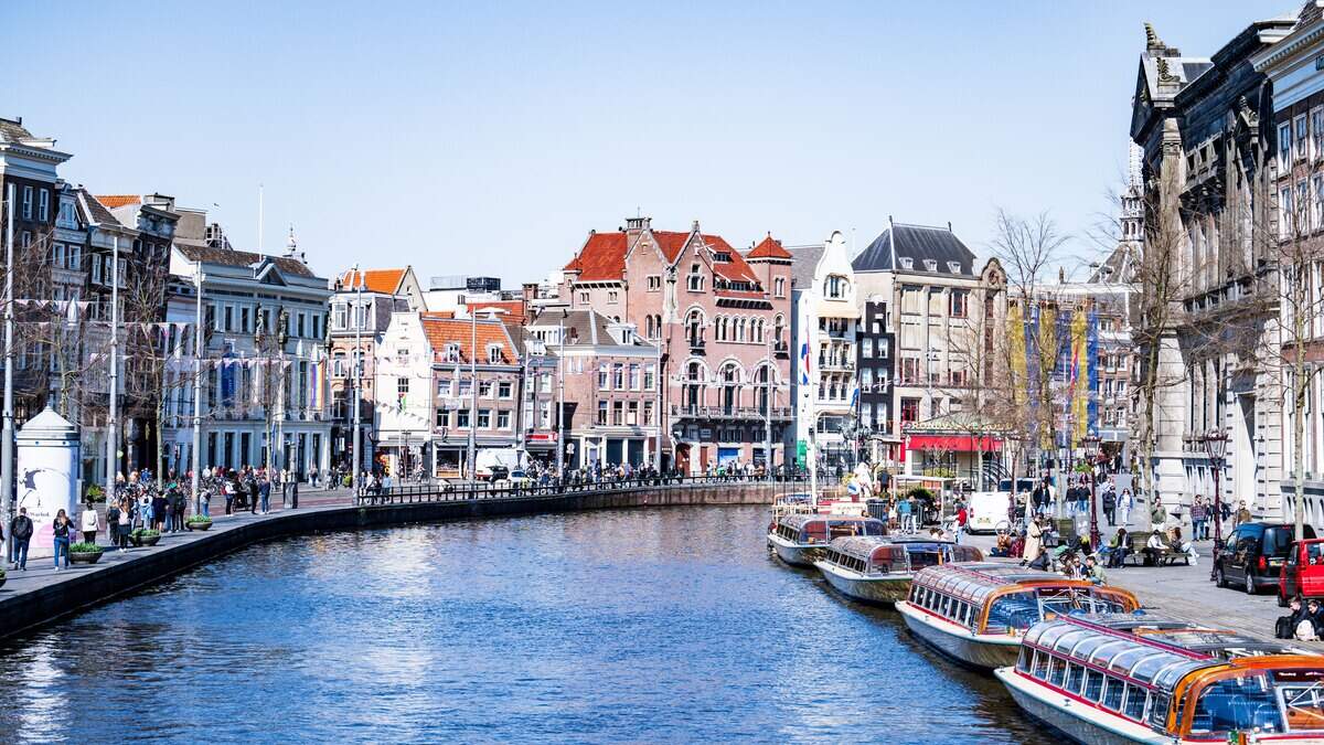 Op het Rokin in het centrum van Amsterdam liep dinsdag aan het begin van de middag een man met meerdere zwaarden.