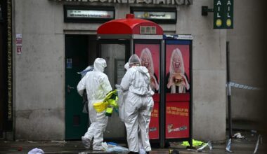 Mannen in witte pakken onderzoeken de plaats delict.